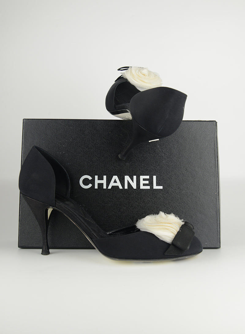 Chanel Décolléte in tessuto nero con camelia - N. 40 ½