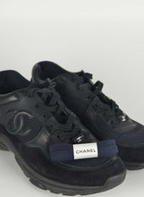 Load image into Gallery viewer, Chanel Sneakers in tessuto nere - N. 38 ½
