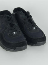 Load image into Gallery viewer, Chanel Sneakers in tessuto nere - N. 38 ½
