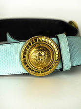 Carica l&#39;immagine nel visualizzatore di Gallery, Versace Cintura in pelle lizard azzurra

