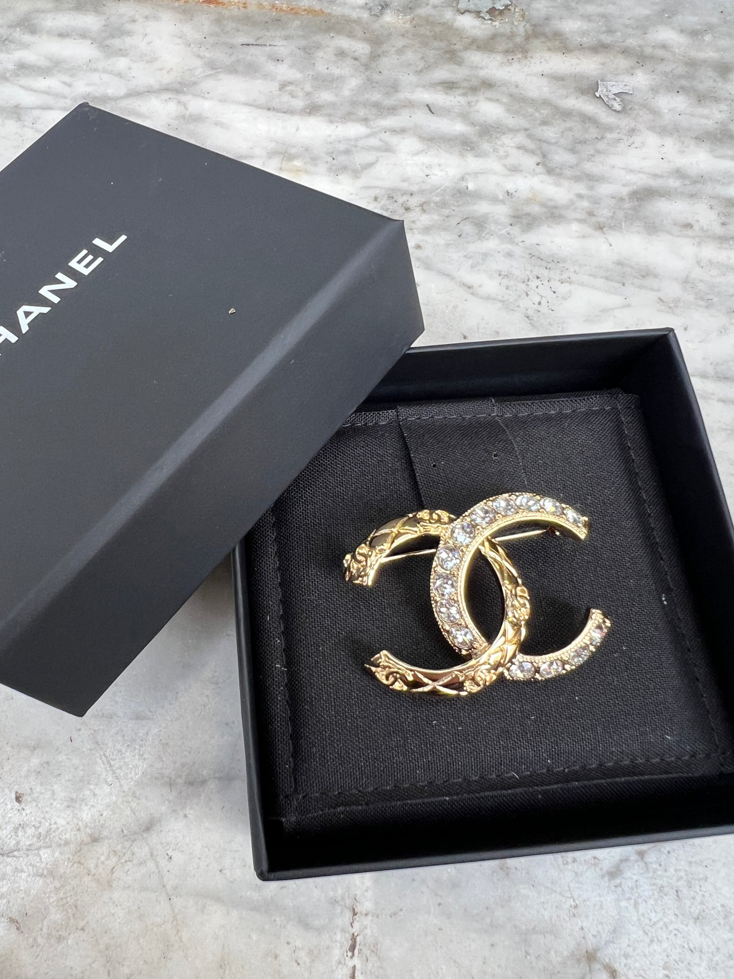 Chanel spilla CC strass