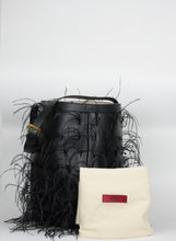 Carica l&#39;immagine nel visualizzatore di Gallery, Valentino Borsa a secchiello in pelle nera con piume
