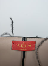 Load image into Gallery viewer, Valentino Borsa a secchiello in pelle nera con piume
