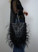 Load image into Gallery viewer, Valentino Borsa a secchiello in pelle nera con piume
