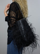 Carica l&#39;immagine nel visualizzatore di Gallery, Valentino Borsa a secchiello in pelle nera con piume
