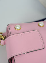 Load image into Gallery viewer, Gucci Borsa a Tracolla Broadway Pearly Bee in pelle rosa
