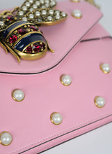 Carica l&#39;immagine nel visualizzatore di Gallery, Gucci Borsa a Tracolla Broadway Pearly Bee in pelle rosa
