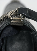 Carica l&#39;immagine nel visualizzatore di Gallery, Chanel Borsa Boy Media in pelle grigia
