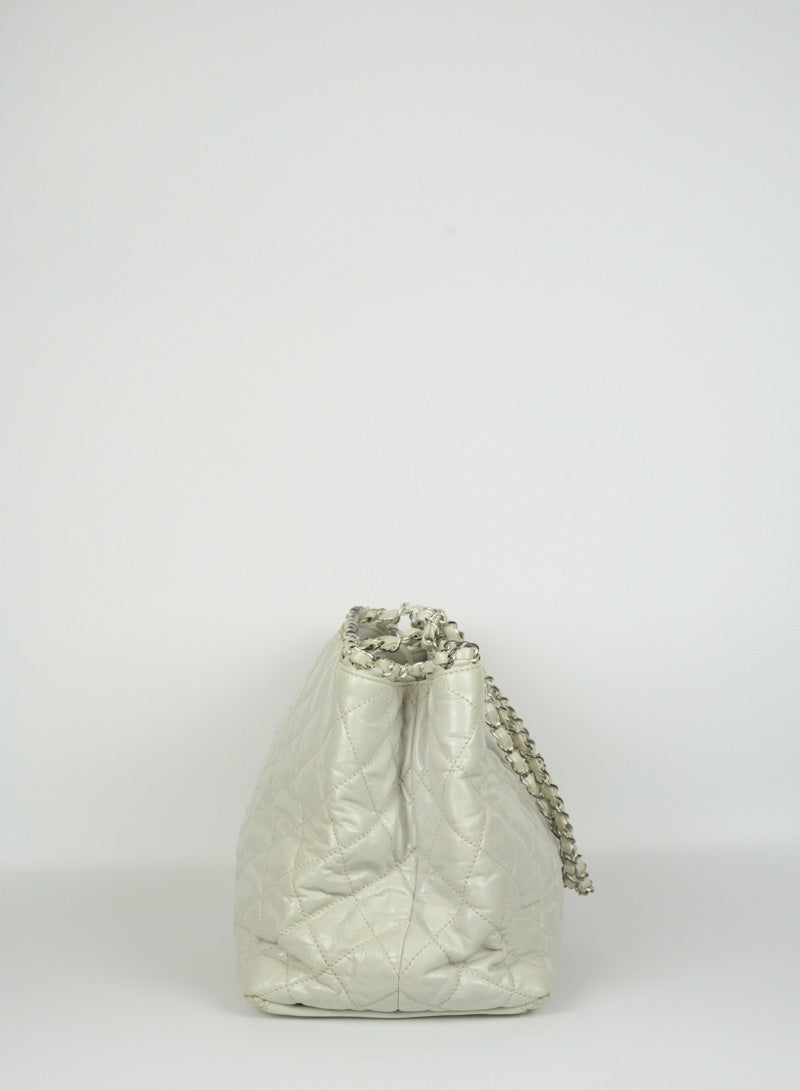 Chanel Borsa in pelle quilted bianco ghiaccio