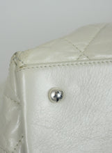 Carica l&#39;immagine nel visualizzatore di Gallery, Chanel Borsa in pelle quilted bianco ghiaccio
