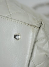 Carica l&#39;immagine nel visualizzatore di Gallery, Chanel Borsa in pelle quilted bianco ghiaccio
