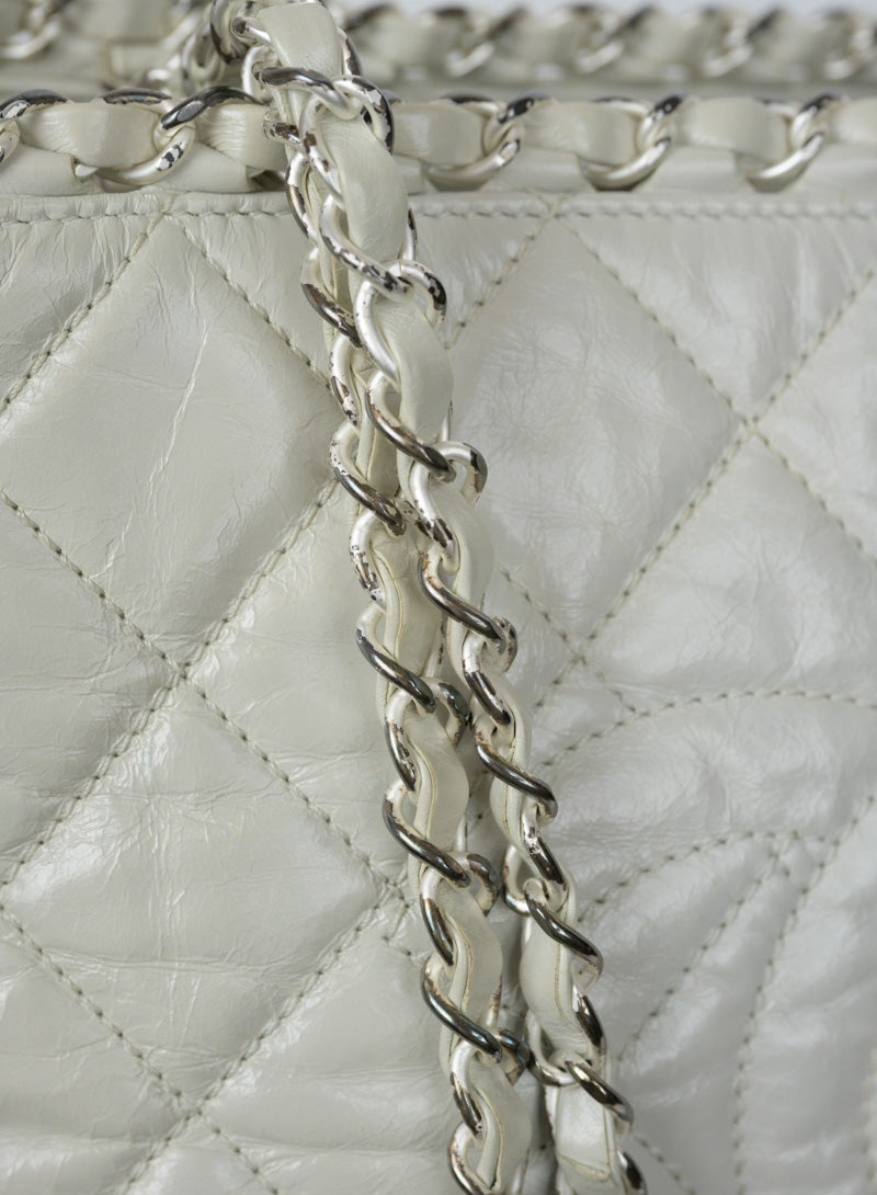 Chanel Borsa in pelle quilted bianco ghiaccio