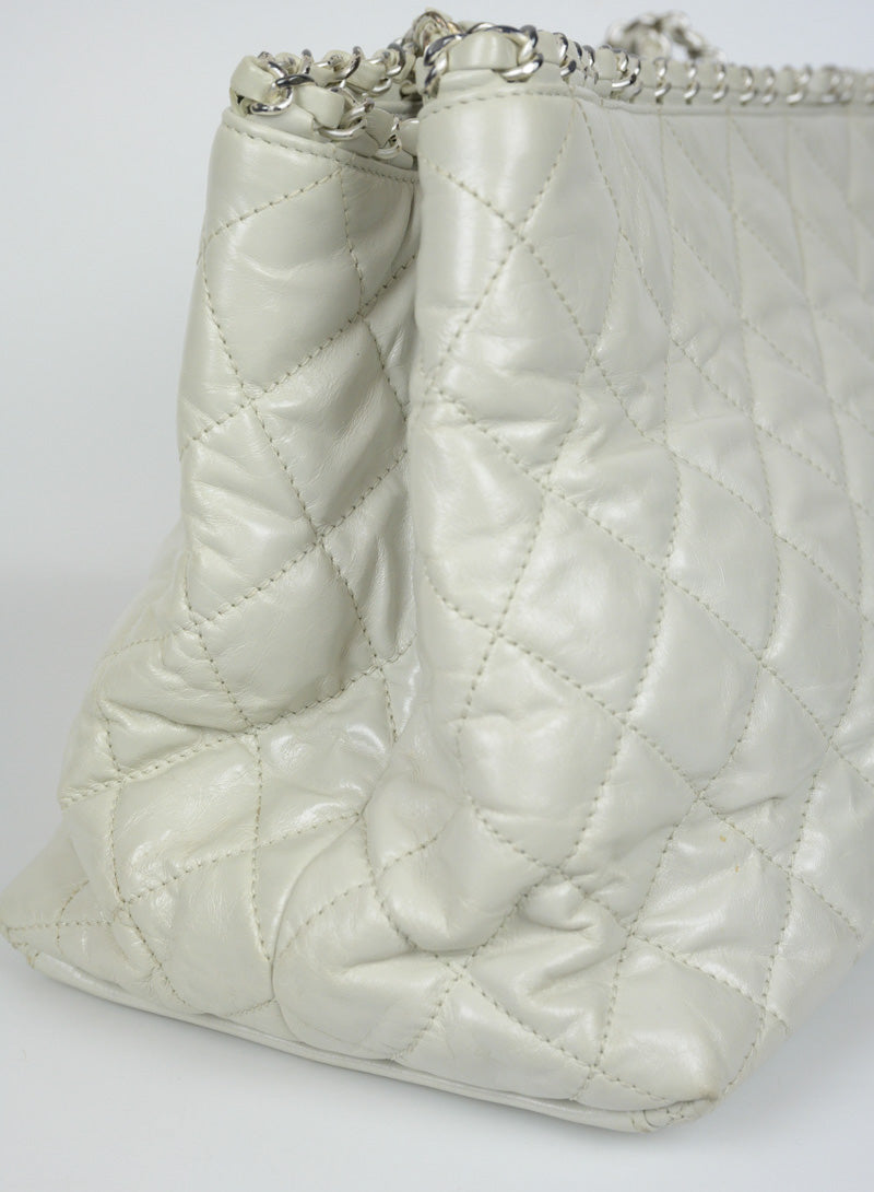 Chanel Borsa in pelle quilted bianco ghiaccio