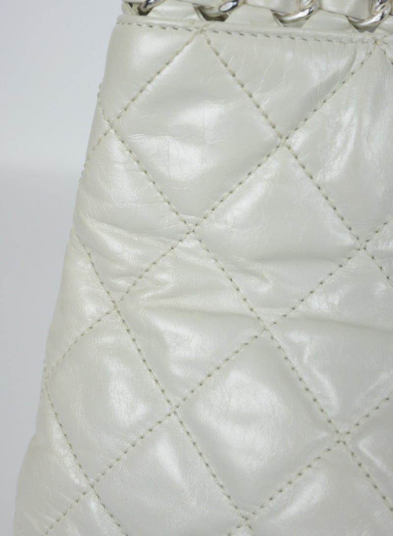 Chanel Borsa in pelle quilted bianco ghiaccio