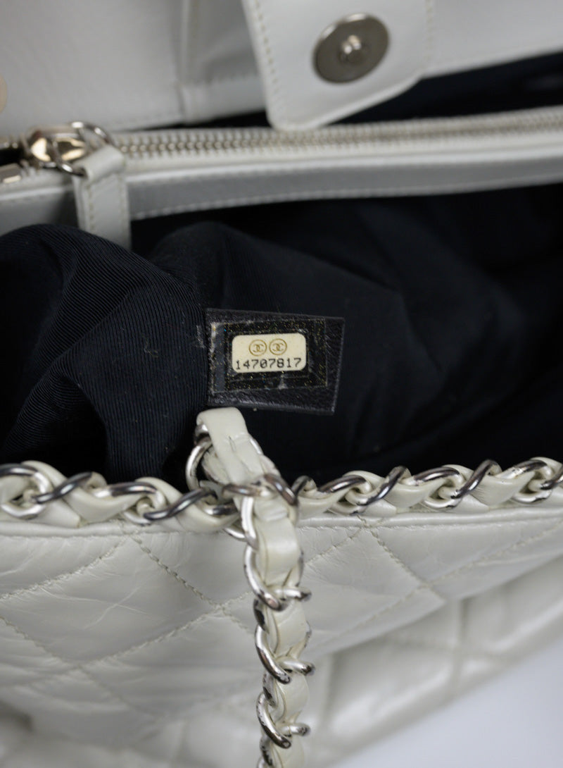 Chanel Borsa in pelle quilted bianco ghiaccio