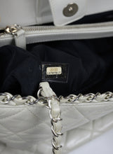 Load image into Gallery viewer, Chanel Borsa in pelle quilted bianco ghiaccio
