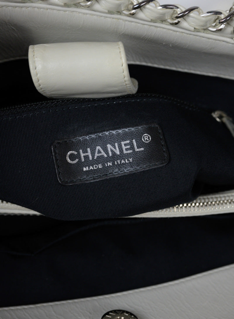 Chanel Borsa in pelle quilted bianco ghiaccio