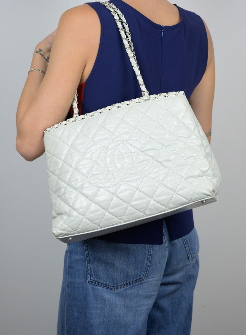 Chanel Borsa in pelle quilted bianco ghiaccio