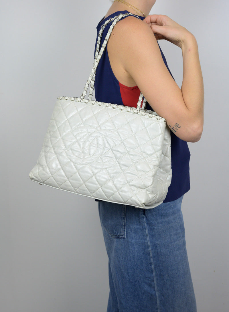 Chanel Borsa in pelle quilted bianco ghiaccio