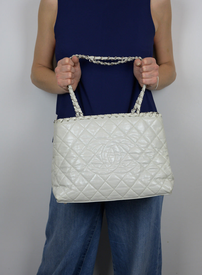 Chanel Borsa in pelle quilted bianco ghiaccio