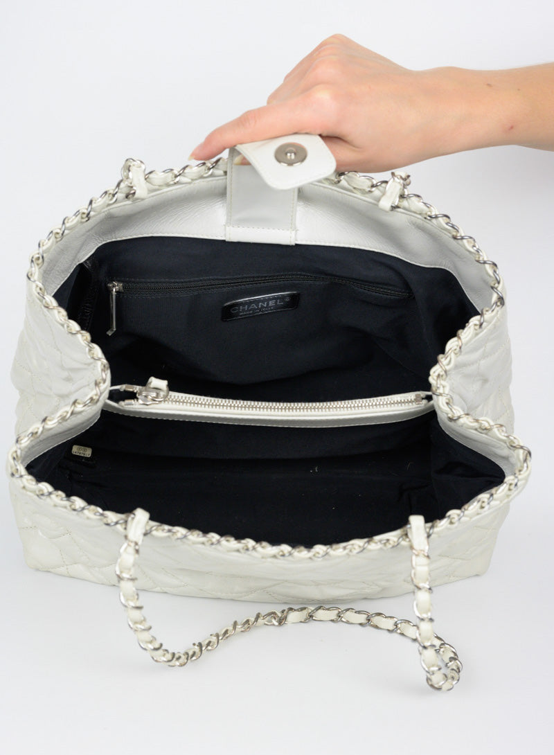 Chanel Borsa in pelle quilted bianco ghiaccio