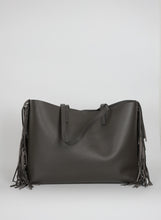 Carica l&#39;immagine nel visualizzatore di Gallery, Saint Laurent Shopper in pelle grigia con frange laterali
