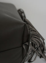 Carica l&#39;immagine nel visualizzatore di Gallery, Saint Laurent Shopper in pelle grigia con frange laterali
