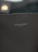 Load image into Gallery viewer, Saint Laurent Shopper in pelle grigia con frange laterali
