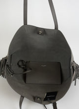 Carica l&#39;immagine nel visualizzatore di Gallery, Saint Laurent Shopper in pelle grigia con frange laterali
