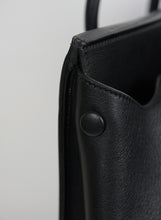 Carica l&#39;immagine nel visualizzatore di Gallery, Celine Borsa Tie in pelle nera
