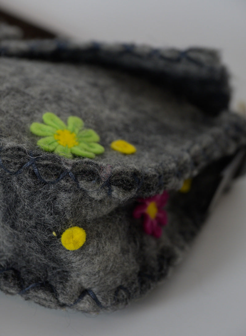 Fendi Borsa a spalla Baguette in tessuto grigio con fiori