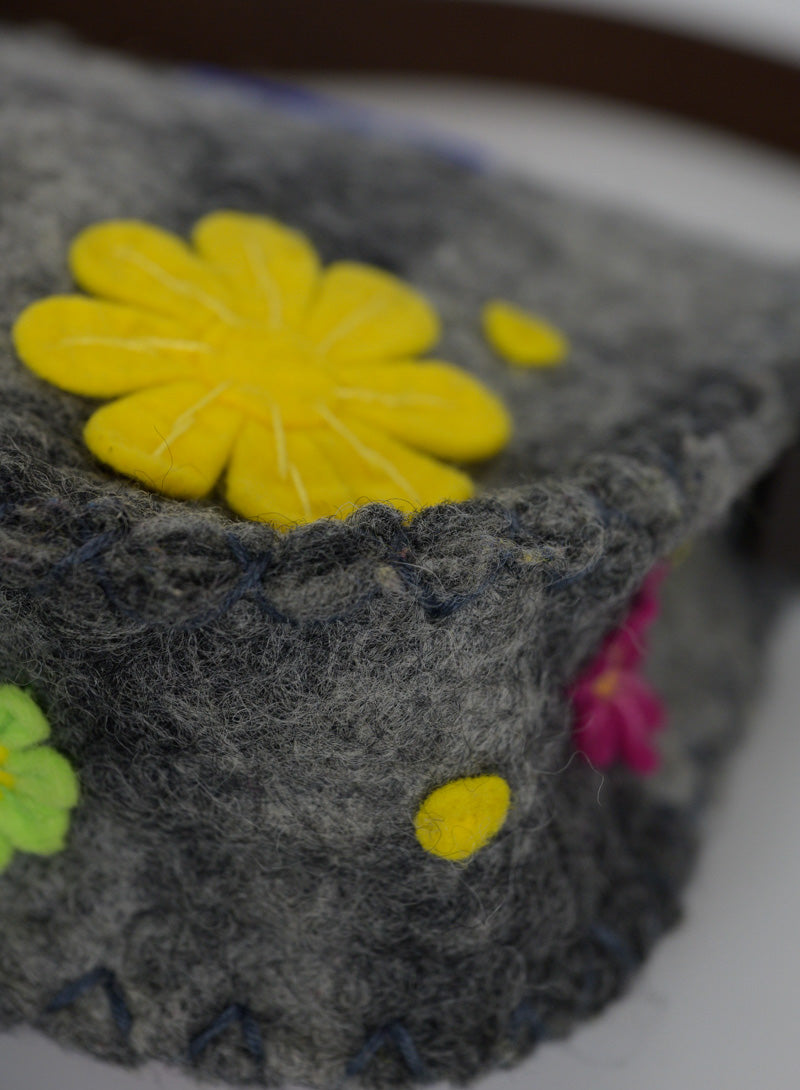 Fendi Borsa a spalla Baguette in tessuto grigio con fiori