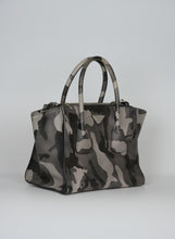 Carica l&#39;immagine nel visualizzatore di Gallery, Prada Borsa in Saffiano Camouflage grigia
