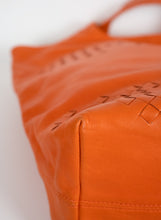 Carica l&#39;immagine nel visualizzatore di Gallery, Bottega Veneta Shopper in pelle arancione
