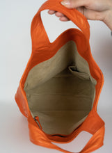 Load image into Gallery viewer, Bottega Veneta Shopper in pelle arancione
