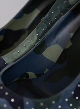 Carica l&#39;immagine nel visualizzatore di Gallery, Louboutin Décolléte Camouflage con borchiette - N. 38
