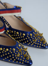 Load image into Gallery viewer, Gucci Décolléte in pelle blu con borchie oro - N. 38 ½
