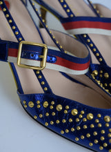 Load image into Gallery viewer, Gucci Décolléte in pelle blu con borchie oro - N. 38 ½
