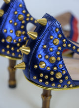 Load image into Gallery viewer, Gucci Décolléte in pelle blu con borchie oro - N. 38 ½
