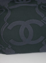 Load image into Gallery viewer, Chanel Borsa Shopper Weekender blu con Camelie
