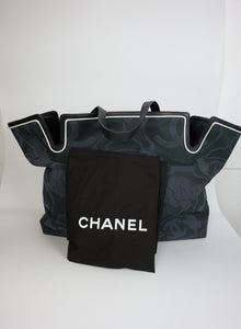 Chanel Borsa Shopper Weekender blu con Camelie