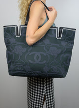 Load image into Gallery viewer, Chanel Borsa Shopper Weekender blu con Camelie
