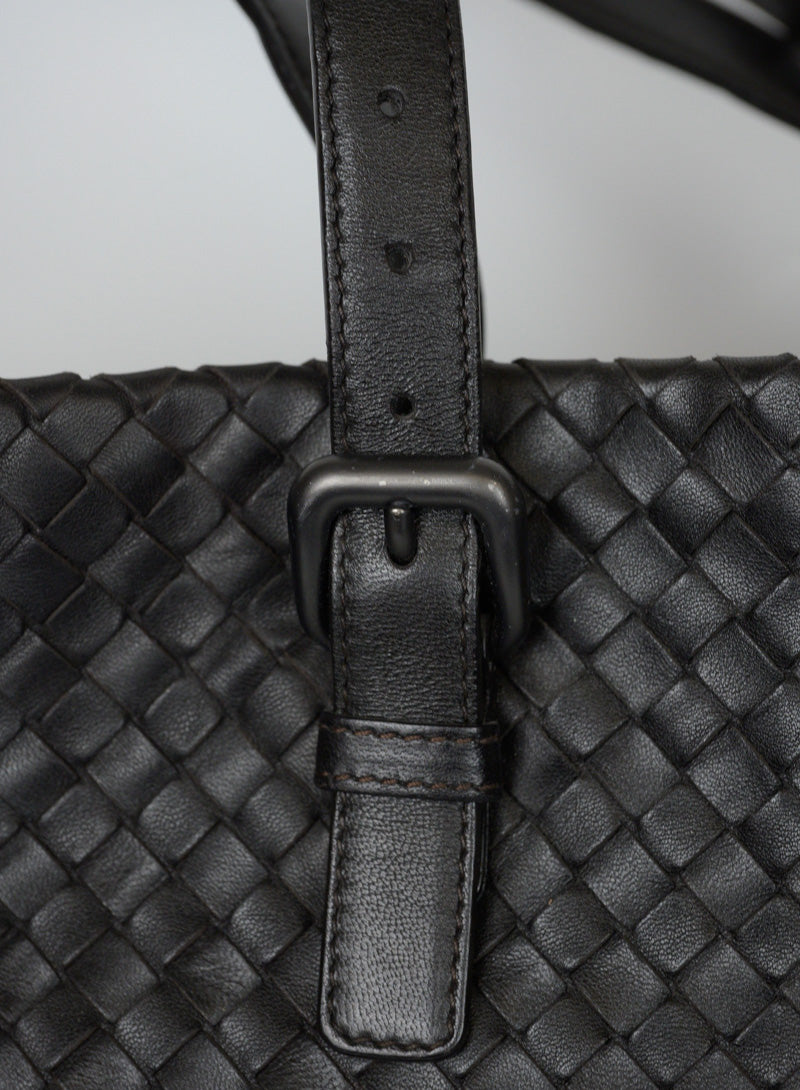 Bottega Veneta Shopper in dark brown woven leather