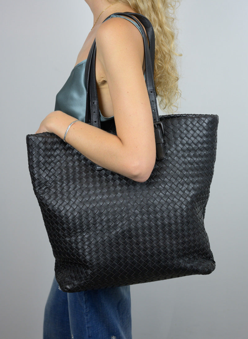 Bottega Veneta Shopper in dark brown woven leather