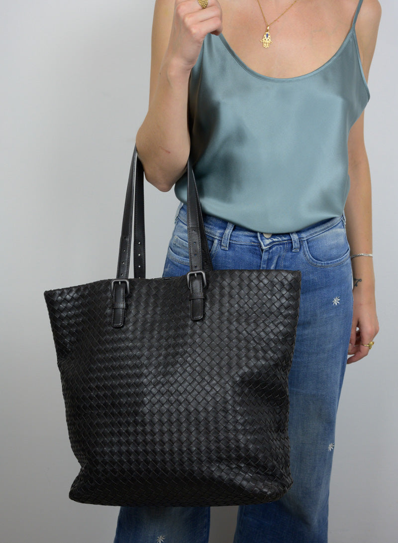 Bottega Veneta Shopper in dark brown woven leather