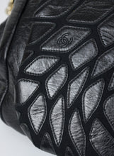 Load image into Gallery viewer, Chanel Borsa in pelle nera effetto lastricato

