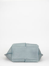 Carica l&#39;immagine nel visualizzatore di Gallery, Chloè Shopper in pelle azzurro polvere
