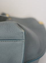 Load image into Gallery viewer, Chloè Shopper in pelle azzurro polvere
