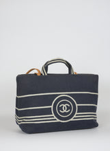 Load image into Gallery viewer, Chanel Shopper in tessuto blu con righe e logo
