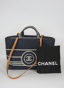 Chanel Shopper in tessuto blu con righe e logo